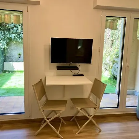 Apartment With Garden By Walk